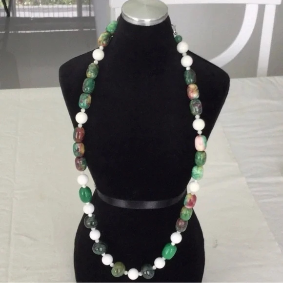Woman’s Stone Necklace with clasp color green white some red - Picture 1 of 5